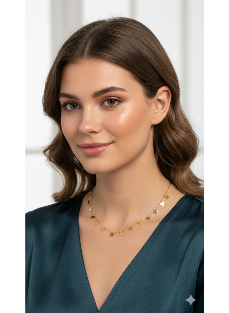 ورد عقد تشوكر نسائي ذهبي بتصميم قلوب صغيرة - مقاوم للصدأ ومثالي للاستخدام اليومي. - Image 1